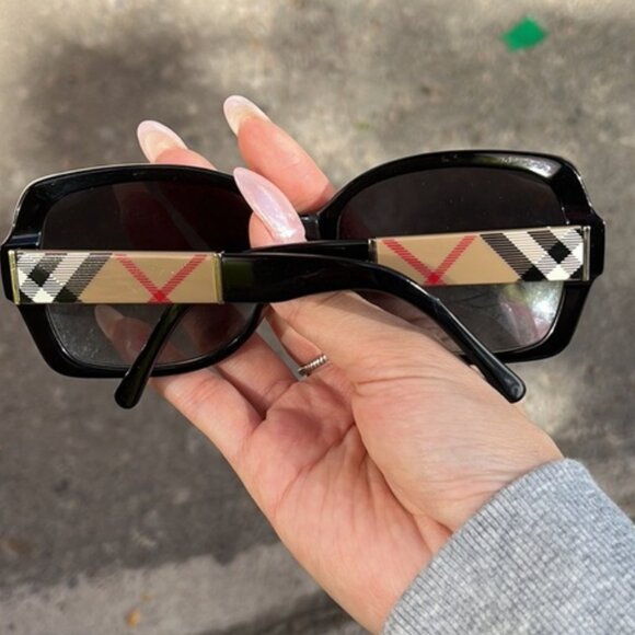 Burberry Logo Sunglasses - Picture 5 of 5